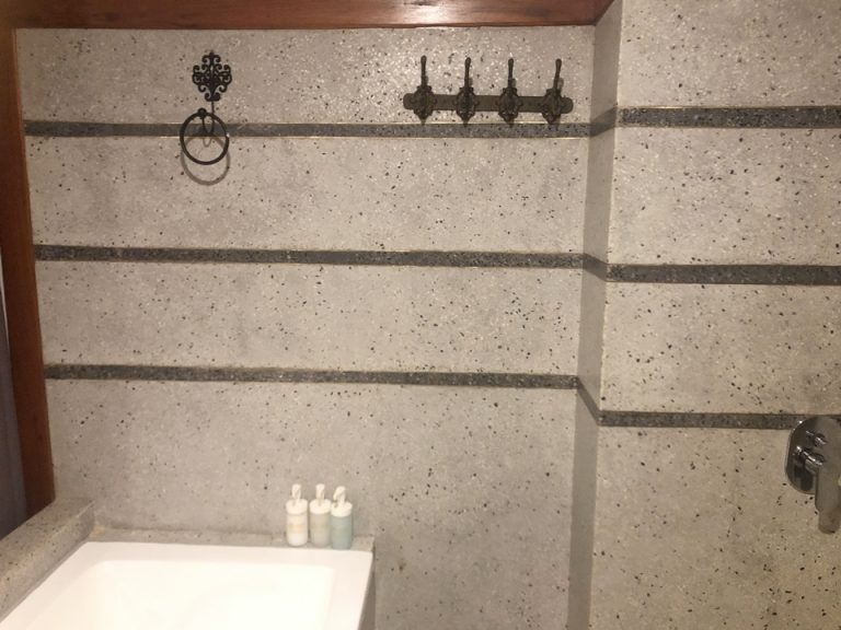 お風呂場にはハンガーなどかけることができるフックがついていました