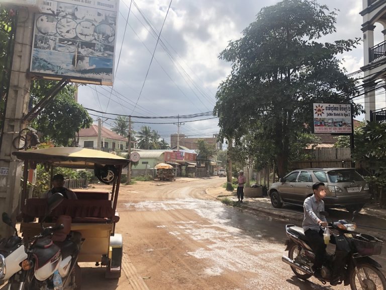 ホテル前の通り。街に行く方向とは反対方向側