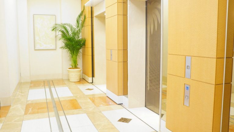 フロント階のエレベーター