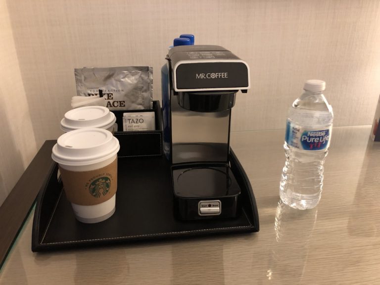 コーヒーメーカー、無料の水
