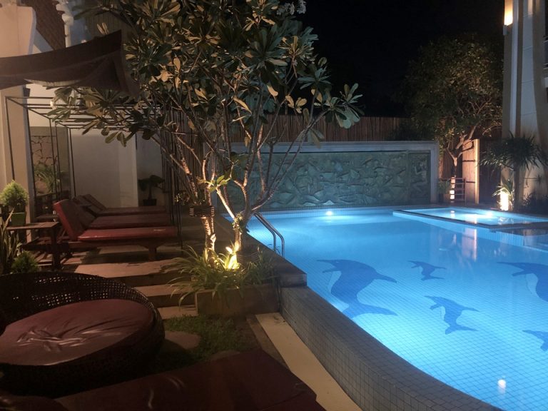 プールサイドの椅子では寝転がることができます