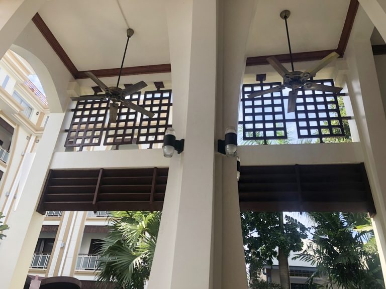 朝食会場のお洒落な天井