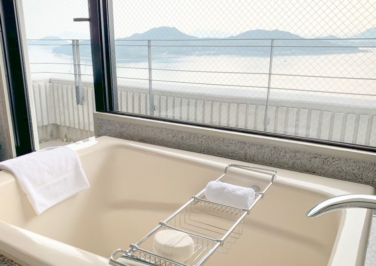 02_浴槽は深めで、わりとひろい