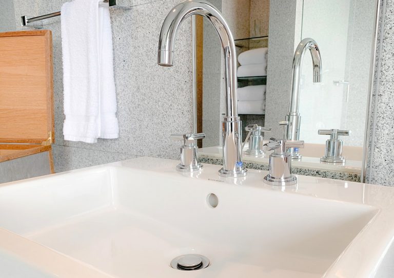 33_洗面台。スタイリッシュなつくり。掃除も行き届いている