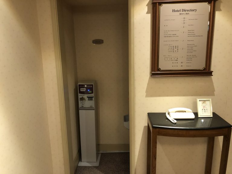 エレベーター横