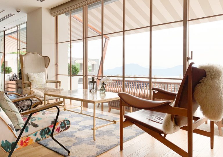 02_個性的なチェアーがたくさんある