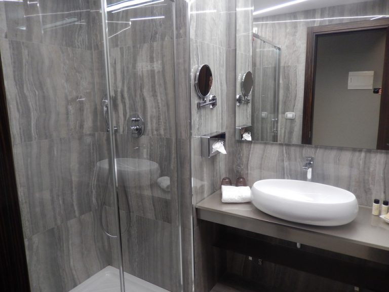 バスルーム入口から全景