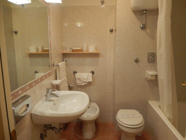 バスルーム入口から全景