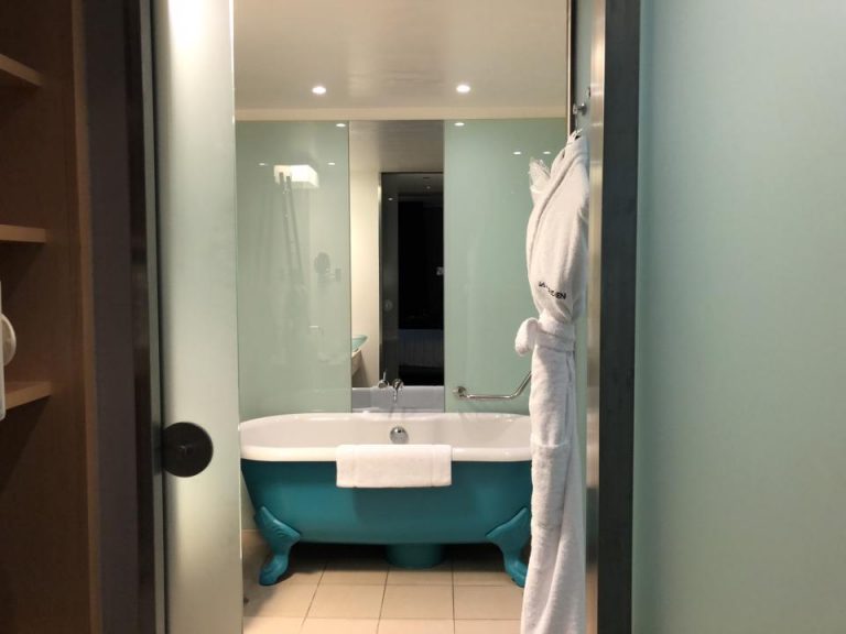 バスルーム入口から全景