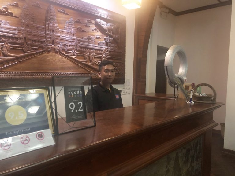 フロントスタッフ