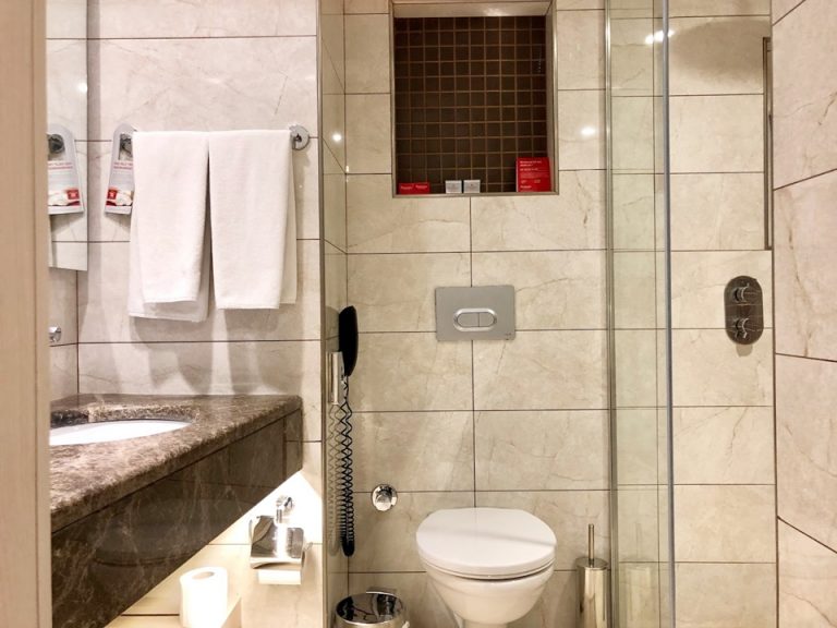 バスルーム入り口から全景