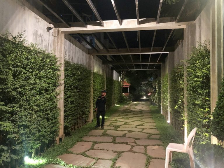 ホテル入り口からフロントまではこの道を歩きます