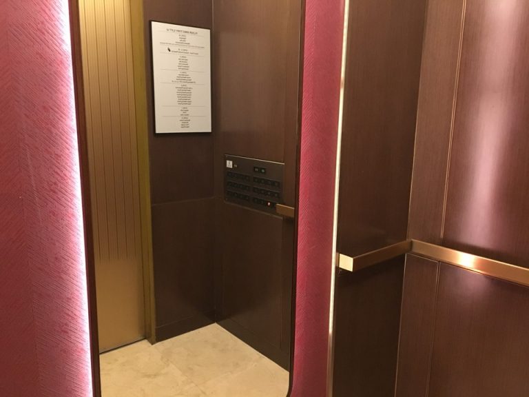 エレベーター内観2