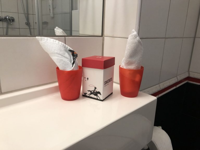 アメニティには、綿棒、コットン、コンドーム、歯ブラシ、カミソリが入っていました。