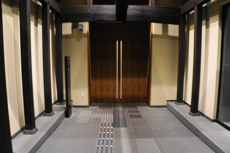 エントランス入って外側から二つ目の扉