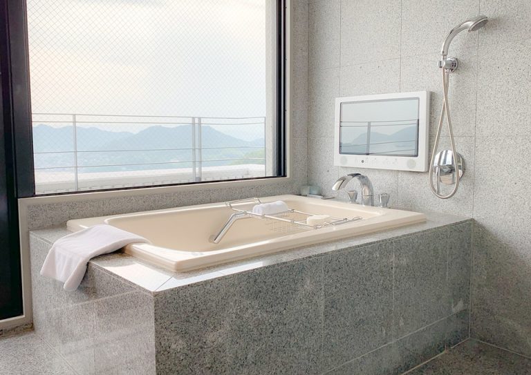 00_窓の外には瀬戸内海が広がる