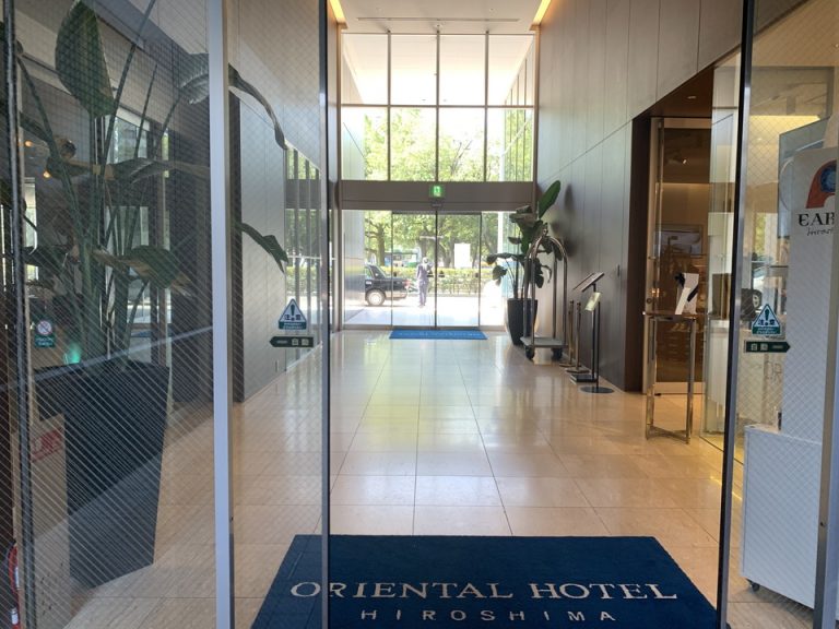 エントランス外観〜内部(繁華街側から見る大通り)