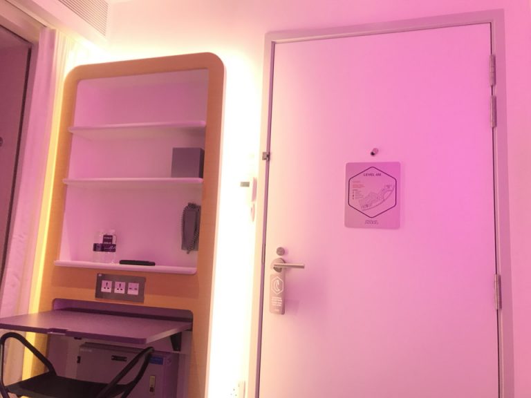 ベッドから入口