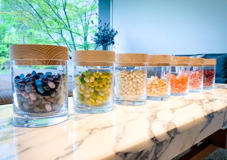 ロビー前に置いてあったカラフルなビーンズ