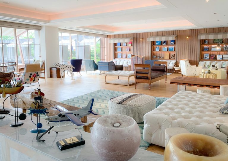 00_テラス風のカフェスペース「ザ・ラウンジ」ガラス張りで室内は明るく、広々としている