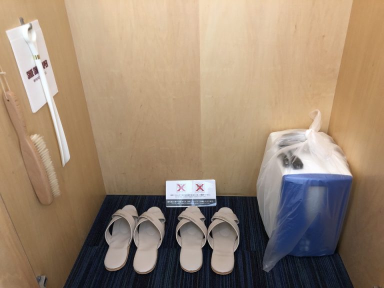 クローゼット内観 ビニール袋の中は加湿器でした。