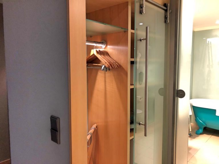 クローゼット外観(開けた状態)