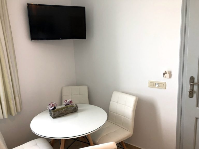 リビングルームのテーブル