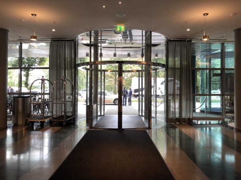 エントランス内観