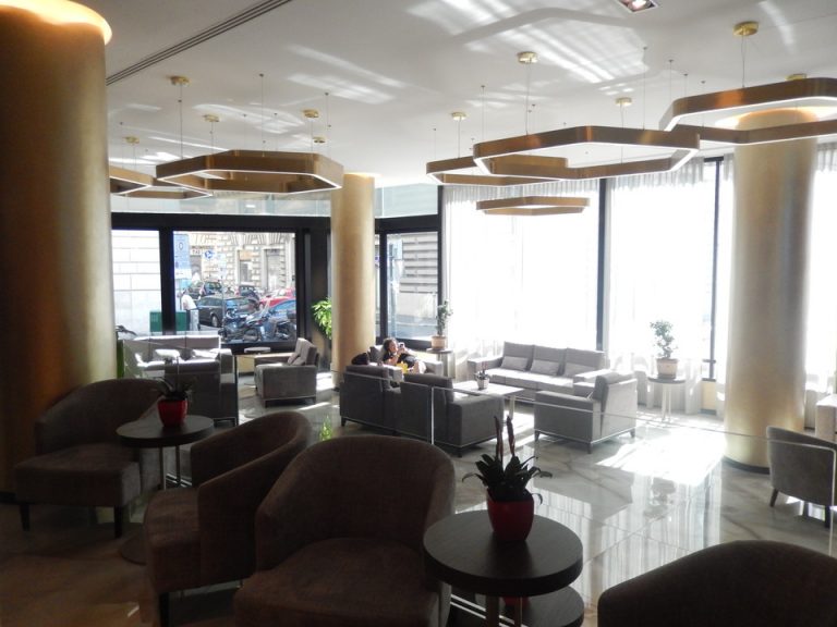 エントランス内観