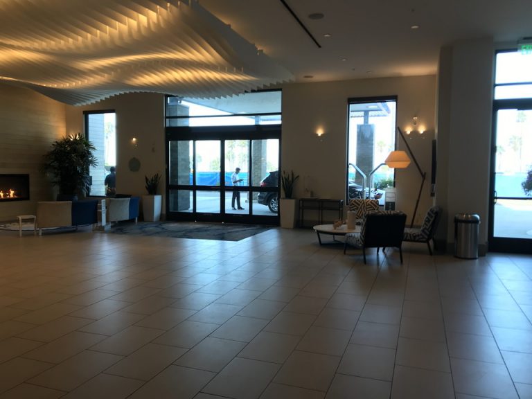 広いロビーに優しい遮光