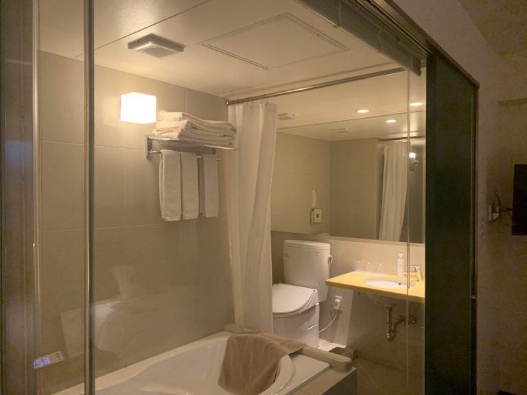 部屋から見えるバスルーム全景