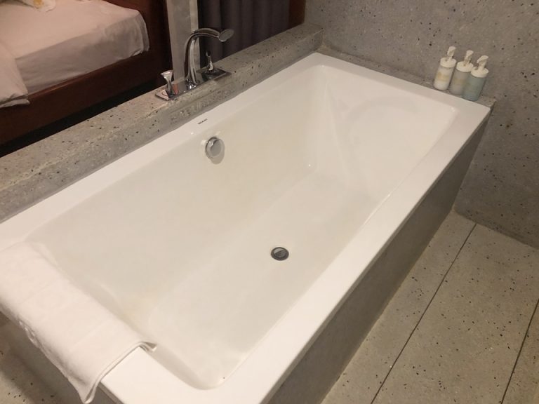 バスタブ。シャンプー、コンディショナー、ボディーソープが設置されています