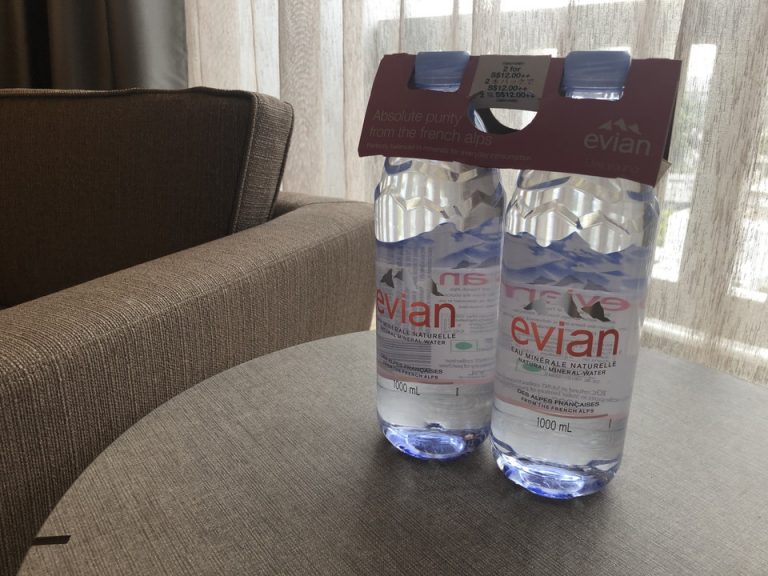 コンプリメンタリー水