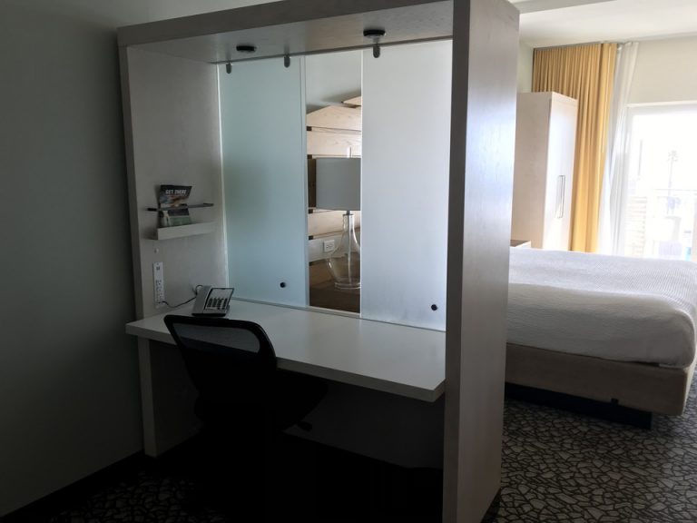 ちょうどいい広さのデスク