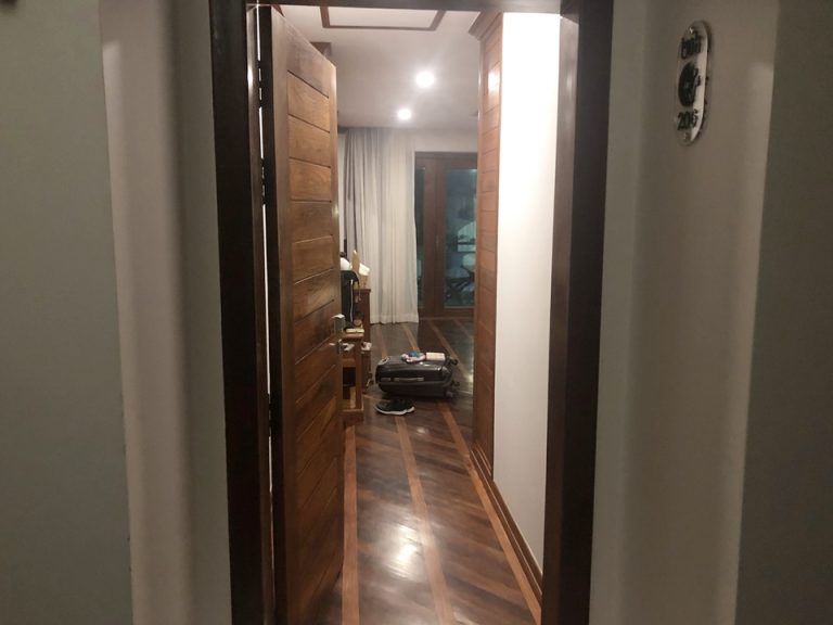 廊下から見た客室入り口