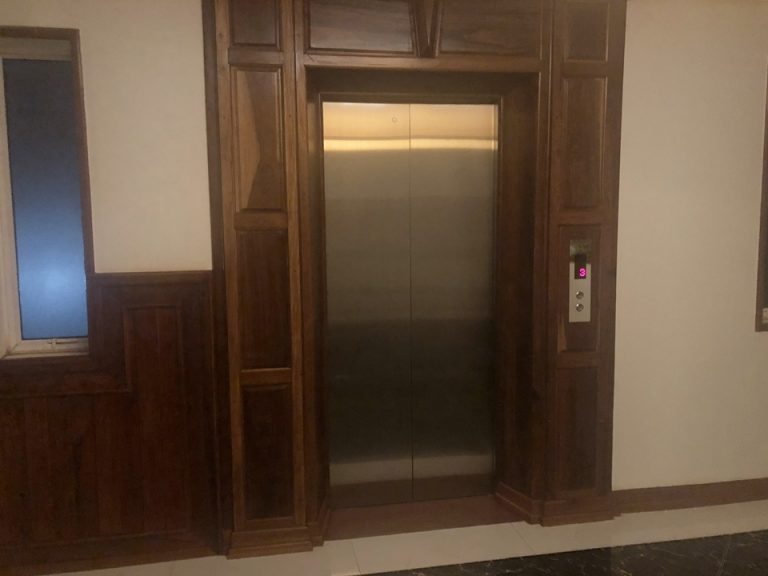 客室階(2F)のエレベーター外観