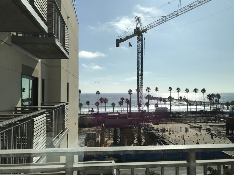 今まではオーシャンビューだったのが目の前に大きなホテルの建築が始まってしまいましたおそらくオーシャンビューはなくなりそうです