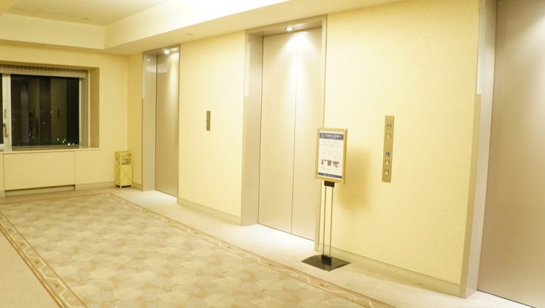 宿泊フロアのエレベーター