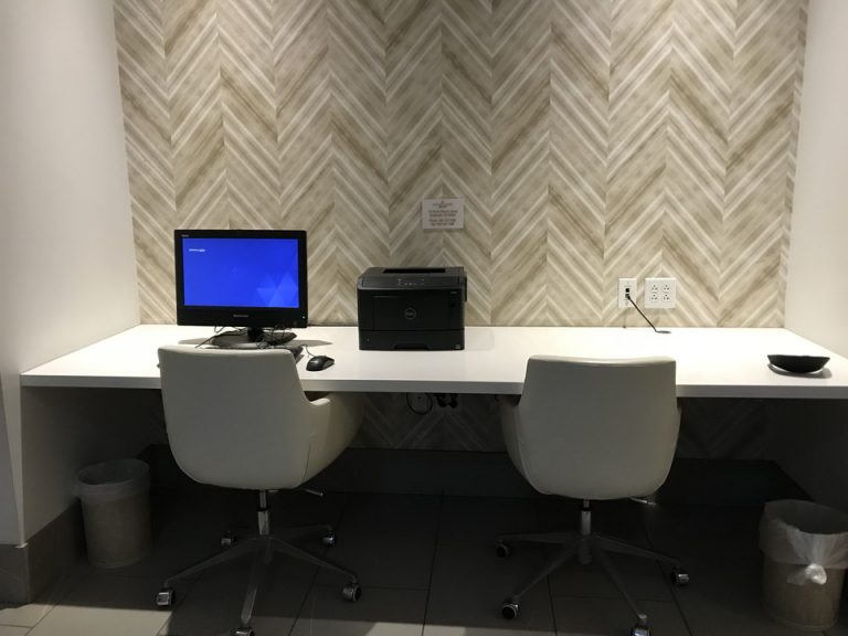 オフィスは一階エレベーターホールにありました