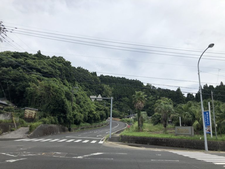 ホテルまでは坂道を上ります