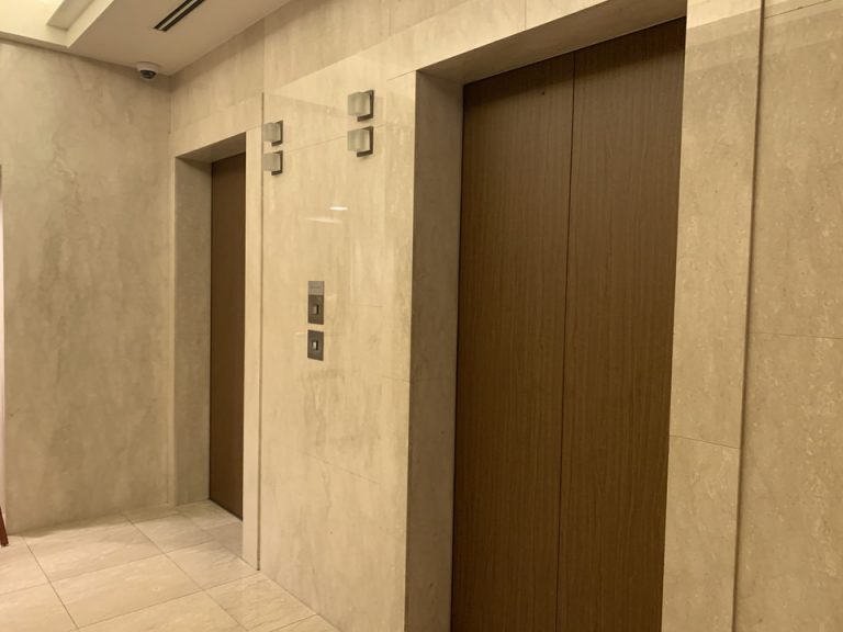 エレベーターフロント階1