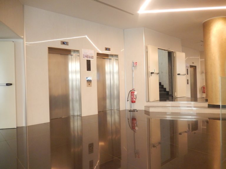 エレベーターホールフロント階