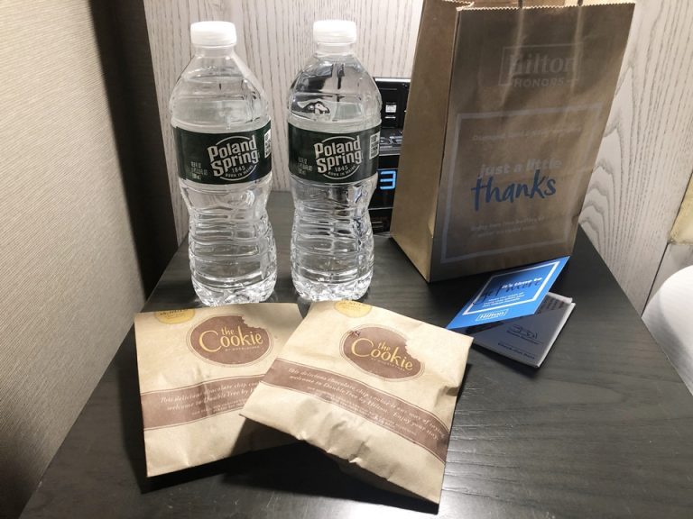 チェックインでもらった水とクッキー