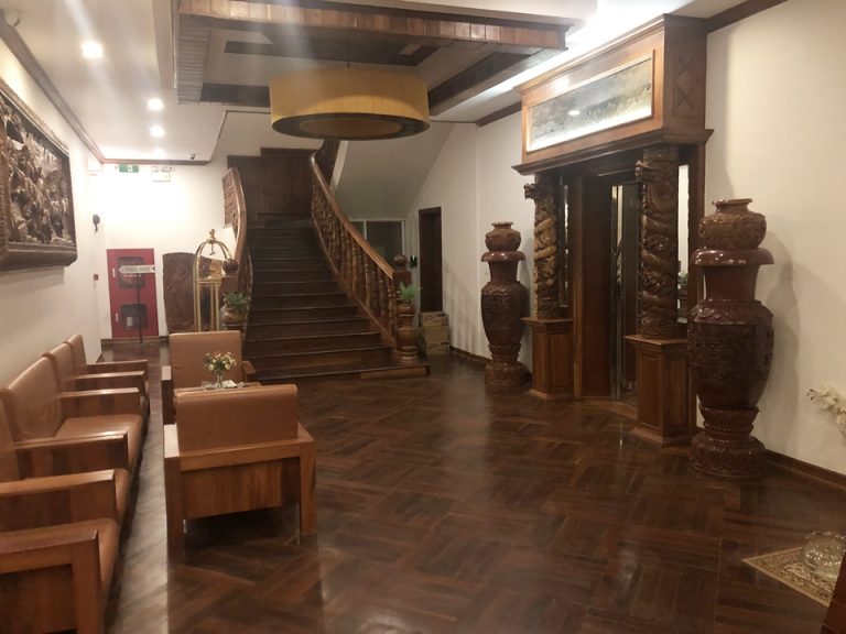 フロントから見たロビー。右側がエレベーター、奥に階段があります