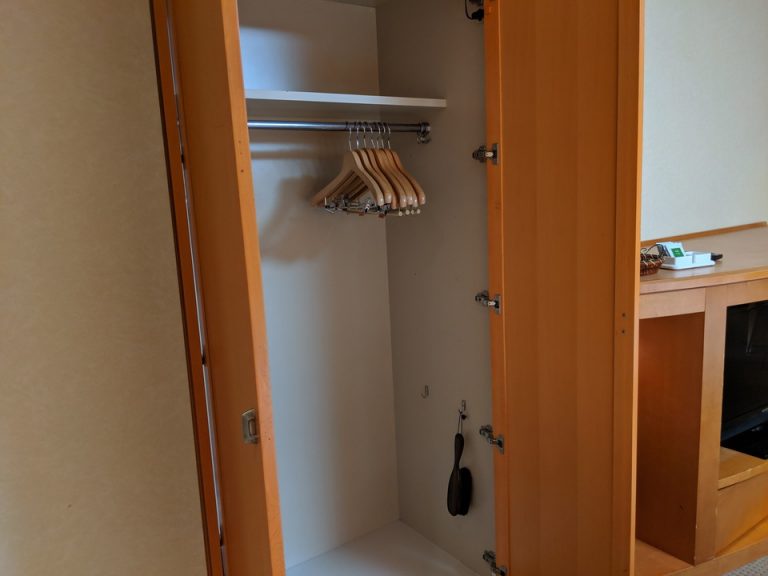 1階_クローゼット外観(開けた状態)