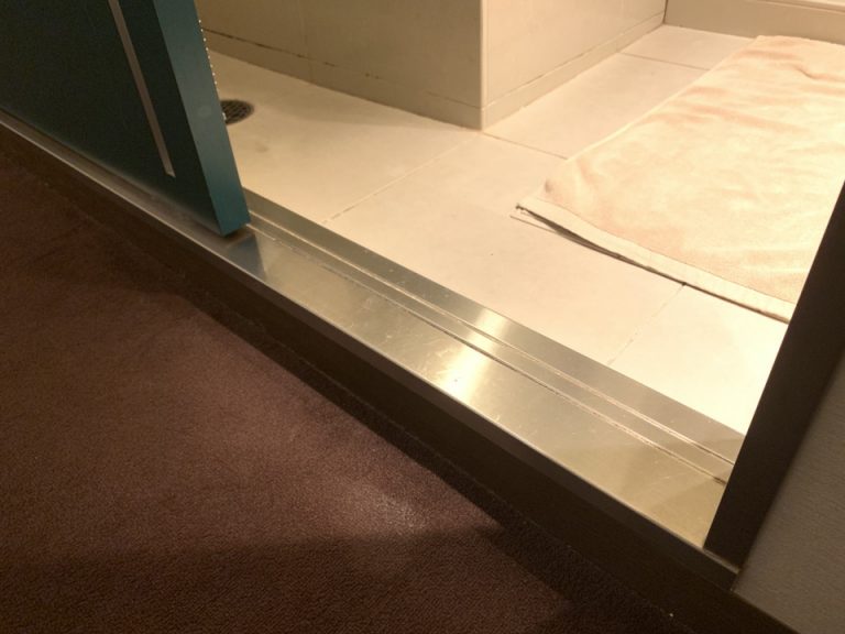 バスルーム入口(段差あり)