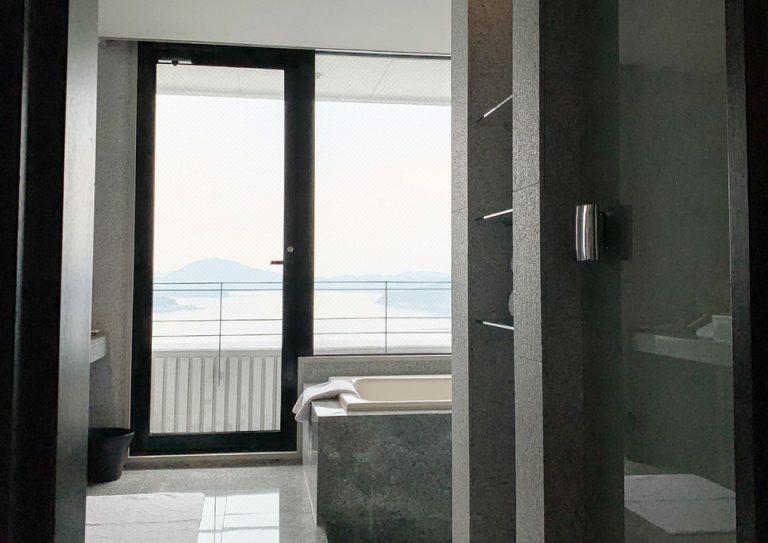 01_部屋側から見たバスルーム