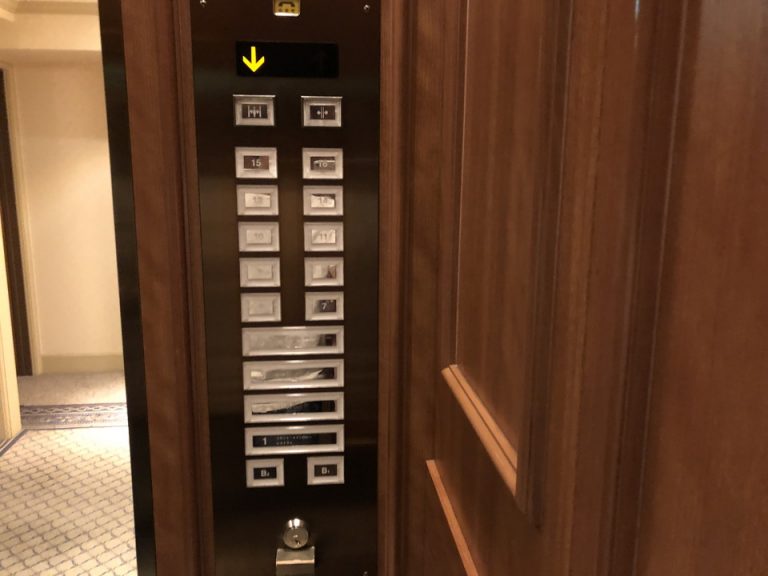 エレベーター内(2)