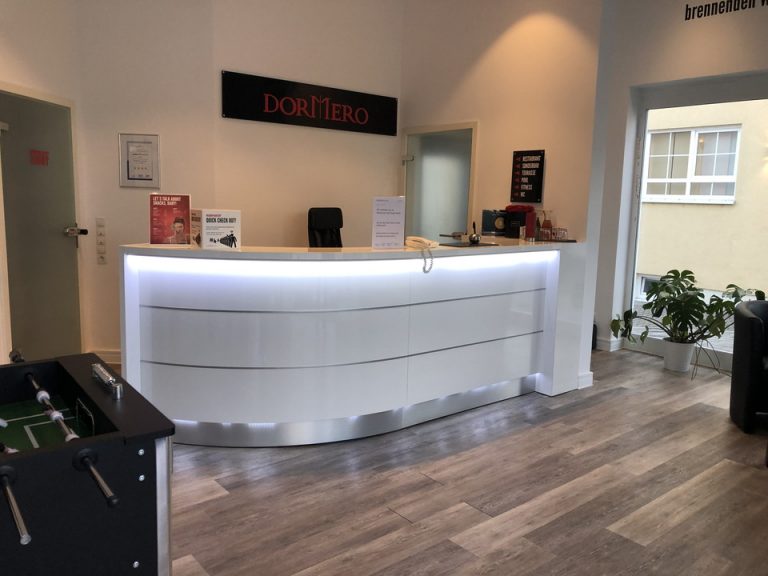 フロントは基本的に無人で、電話を鳴らすとスタッフの方が来てくれます。電話は話す必要はなく、鳴らすだけで大丈夫です。