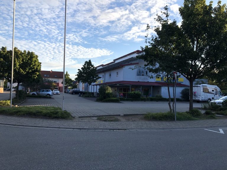 徒歩1分の場所にスーパーがあり便利でした。